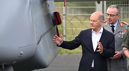 Bundeskanzler Olaf Scholz (SPD, l) bei einem Rundgang der ILA am Flughafen BER. / Foto: Sebastian Gollnow/dpa