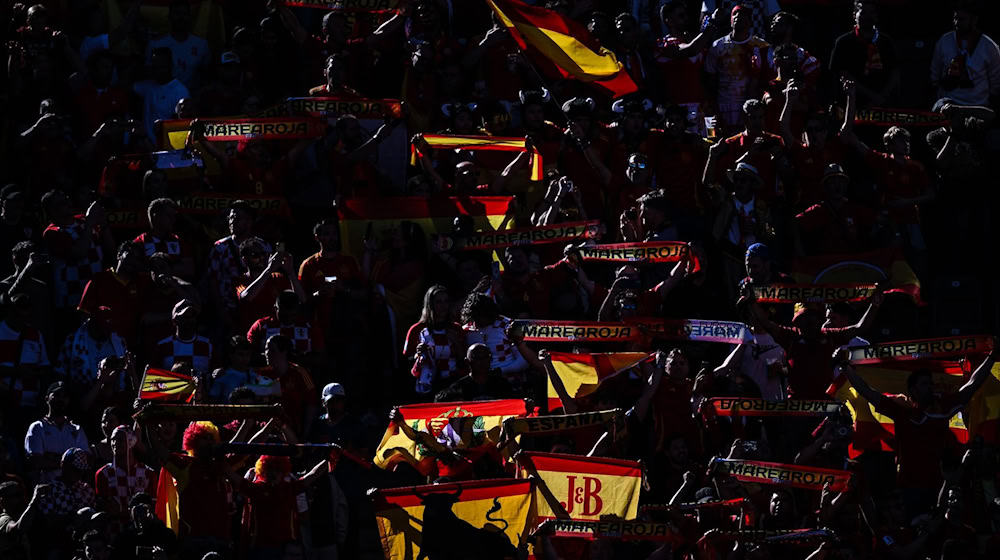 Fans von Spaien auf der Tribüne. / Foto: Sebastian Christoph Gollnow/dpa