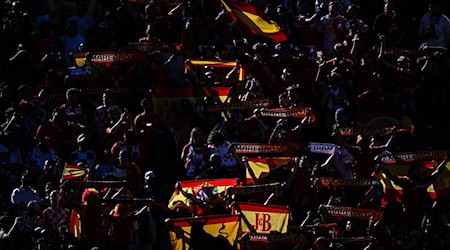 Fans von Spaien auf der Tribüne. / Foto: Sebastian Christoph Gollnow/dpa