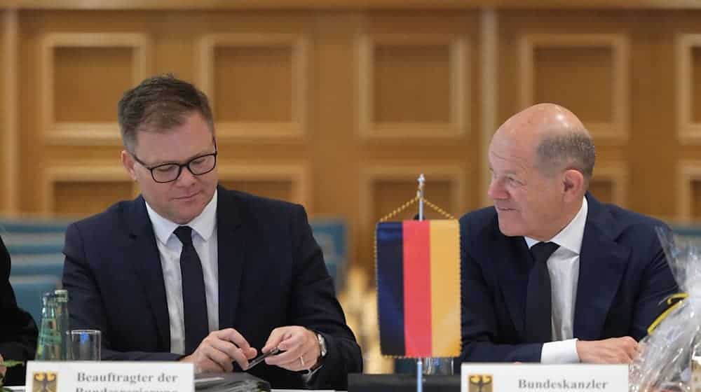 Olaf Scholz (SPD, r), Bundeskanzler, und Carsten Schneider (SPD), Ostbeauftragter der Bundesregierung. / Foto: Sebastian Willnow/dpa