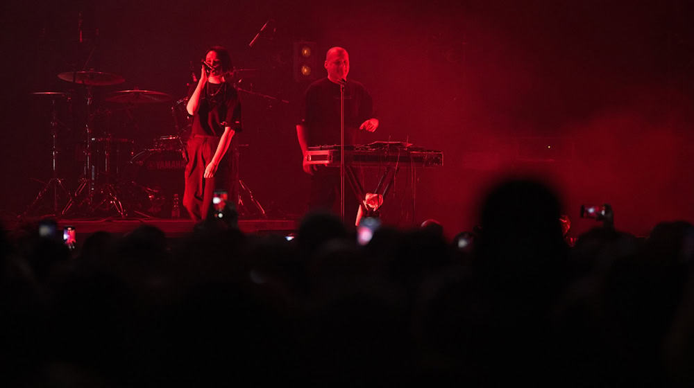 Die Band Aigel spielt während des Gedenkkonzerts «This is Navalny» für den verstorbenen russischen Oppositionspolitiker Nawalny in der Uber Eats Music Hall. / Foto: Sebastian Christoph Gollnow/dpa