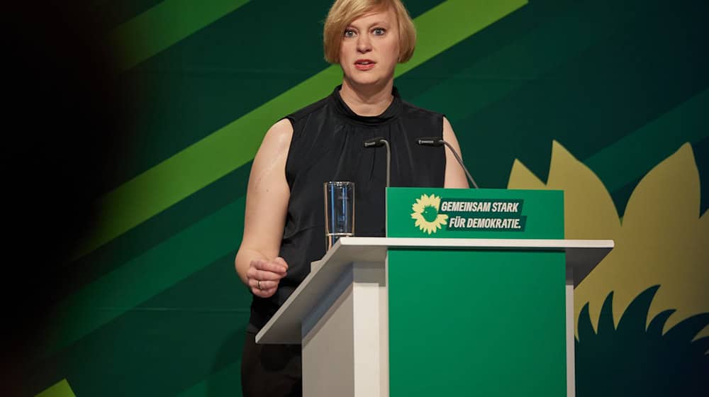 Nina Stahr (Bündnis90/Die Grünen), Landesvorsitzende, spricht bei der Landesdelegiertenkonferenz ihrer Partei im Estrel Convention Center. / Foto: Jörg Carstensen/dpa