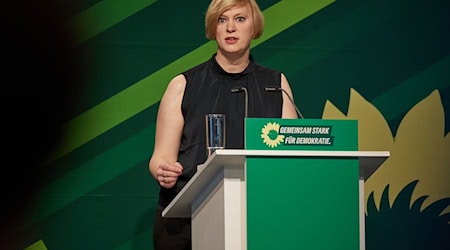 Nina Stahr (Bündnis90/Die Grünen), Landesvorsitzende, spricht bei der Landesdelegiertenkonferenz ihrer Partei im Estrel Convention Center. / Foto: Jörg Carstensen/dpa