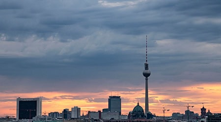 Dunkle Wolken hängen am frühen Morgen über dem Fernsehturm. / Foto: Fabian Sommer/dpa