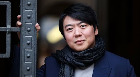 Der chinesische Pianist Lang Lang steht in der Leipziger Innenstadt. / Foto: Jan Woitas/dpa