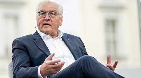 Bundespräsident Frank-Walter Steinmeier nimmt an einer Diskussion teil. / Foto: Fabian Sommer/dpa/Archivbild