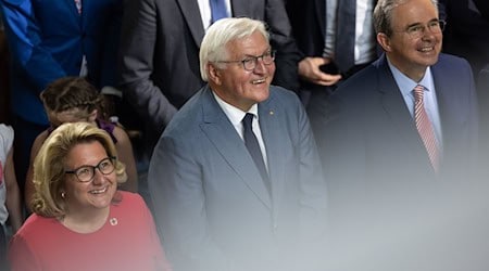 Svenja Schulze (l-r), Bundesministerin für wirtschaftliche Zusammenarbeit und Entwicklung, Frank-Walter Steinmeier, Bundespräsident, und Jens Kreuter, Geschäftsführer der Engagement Global gGmbH, nehmen an der Veranstaltung teil. / Foto: Hannes P. Albert/dpa