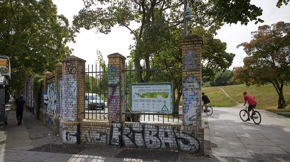 Blick auf einen Teil der Mauer des Görlitzer Parks. / Foto: Jörg Carstensen/dpa