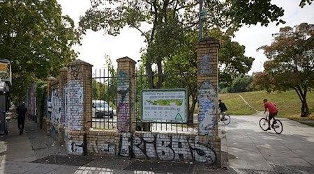 Blick auf einen Teil der Mauer des Görlitzer Parks. / Foto: Jörg Carstensen/dpa