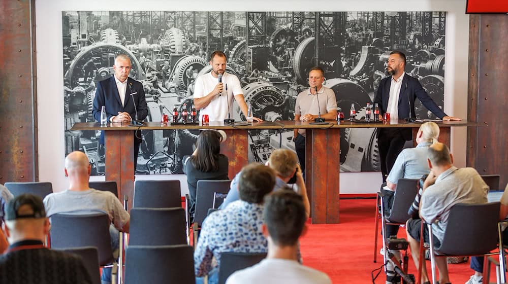 Horst Heldt (2.v.r.) steht neben Bo Svensson (2.v.l.), sowie Dirk Zingler (l), Präsident des 1. FC Union Berlin, und Pressesprecher Christian Arbeit. / Foto: Andreas Gora/dpa