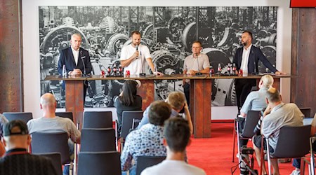 Horst Heldt (2.v.r.) steht neben Bo Svensson (2.v.l.), sowie Dirk Zingler (l), Präsident des 1. FC Union Berlin, und Pressesprecher Christian Arbeit. / Foto: Andreas Gora/dpa