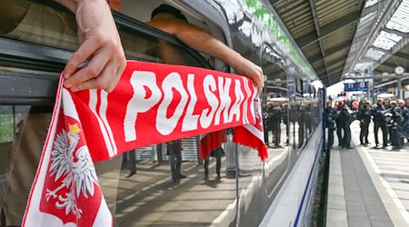 Beamte der Bundespolizei stehen am Bahnhof und kontrollieren einen Sonderzug aus Warschau, der mit rund 440 polnischen Fußballfans unterwegs nach Berlin zum EM-Spiel Polen gegen Österreich ist. / Foto: Patrick Pleul/dpa