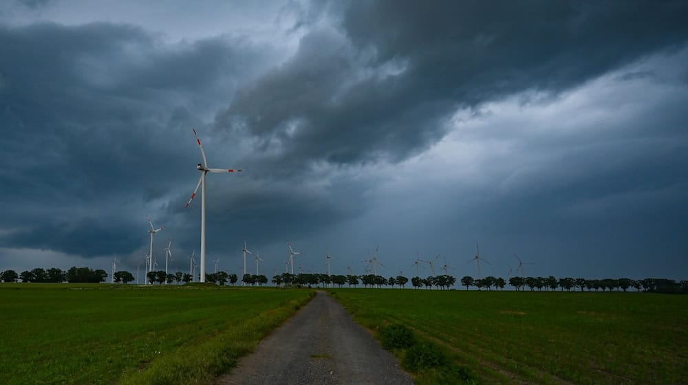 Dunkle Gewitterwolken ziehen am späten Abend über die Landschaft im Osten von Brandenburg. / Foto: Patrick Pleul/dpa