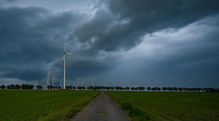 Dunkle Gewitterwolken ziehen am späten Abend über die Landschaft im Osten von Brandenburg. / Foto: Patrick Pleul/dpa