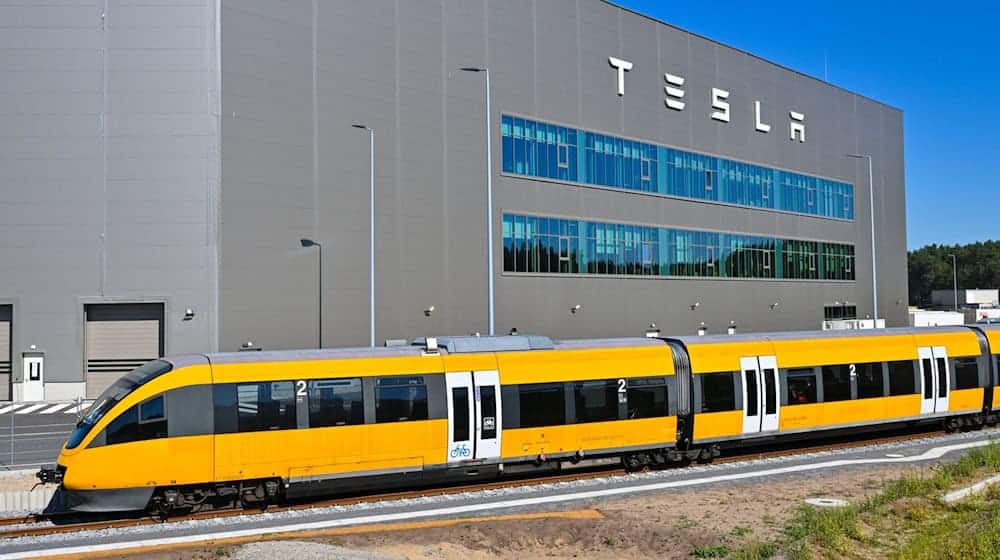 Der neue Shuttlezug von Tesla fährt zum Bahnhof der Tesla Gigafactory Berlin-Brandenburg. Brandenburgs neuer Verkehrsminister R. Genilke (CDU) will sich für einen Fernverkehrs-Haltepunkt am Werk des US-Eketroautobauers Tesla in Grünheide (Oder-Spree) einsetzen. / Foto: Patrick Pleul/dpa