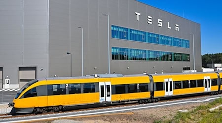 Der neue Shuttlezug von Tesla fährt zum Bahnhof der Tesla Gigafactory Berlin-Brandenburg. Brandenburgs neuer Verkehrsminister R. Genilke (CDU) will sich für einen Fernverkehrs-Haltepunkt am Werk des US-Eketroautobauers Tesla in Grünheide (Oder-Spree) einsetzen. / Foto: Patrick Pleul/dpa