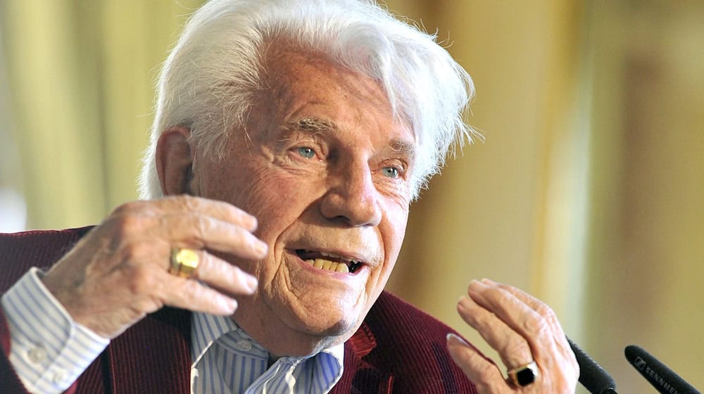 Burgtheaterdirektor Gerhard Klingenberg, anl. des 85. Geburtstag von Klingenberg wird am Mittwoch, 04. Juni 2014 in Wien im Theater ein Bild von ihm aufgehängt. Der ehemalige Burgtheaterdirektor Gerhard Klingenberg ist tot. Wie das Burgtheater am Mittwoch mitteilte, starb er gestern, Dienstag, im Alter von 95 Jahren in Villach. / Foto: Hans Punz/APA/dpa