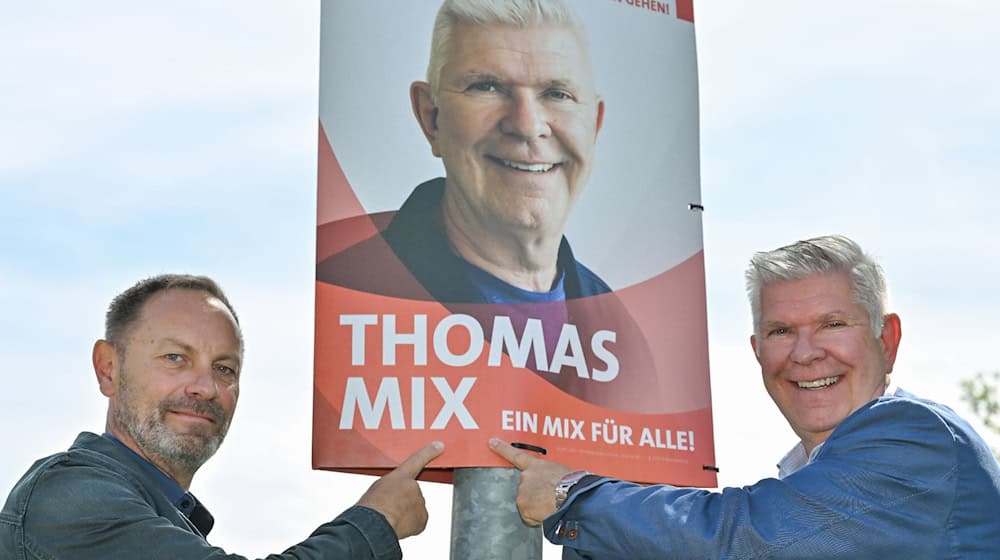 Thomas Mix (l), ehrenamtlicher Bürgermeister von Podelzig (Märkisch-Oderland) und Thomas Mix (SPD), ehrenamtlicher Bürgermeister von Buckow (Märkisch-Oderland) stehen an einem Wahlplakat. / Foto: Patrick Pleul/dpa