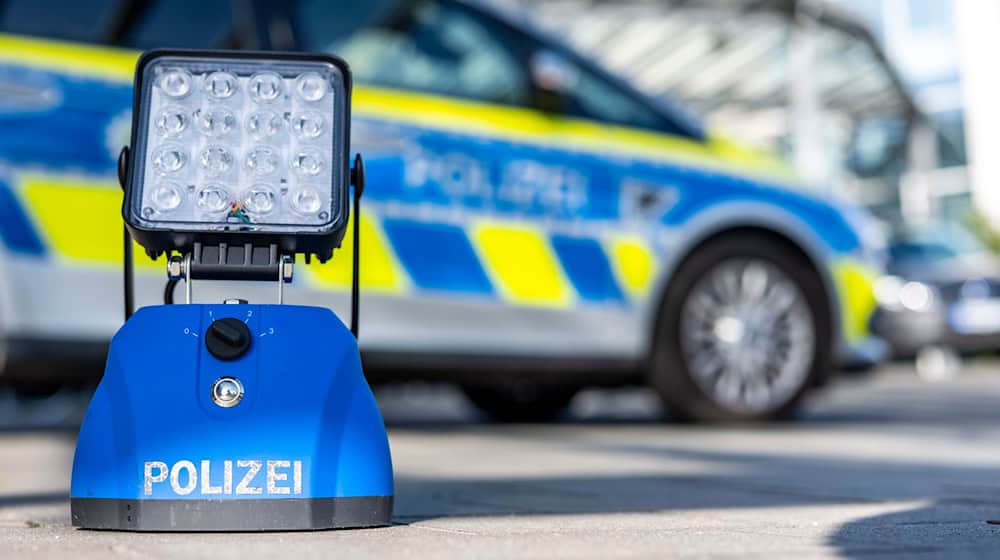 Eine Signalleuchte der Polizei ist vor einem Polizeiwagen aufgestellt. / Foto: David Inderlied/dpa/Illustration