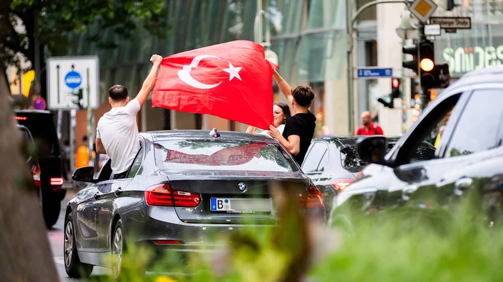 Türkischei-Fans feiern den Sieg mit einem Autokorso auf der Tauentzienstraße. / Foto: Christoph Soeder/dpa