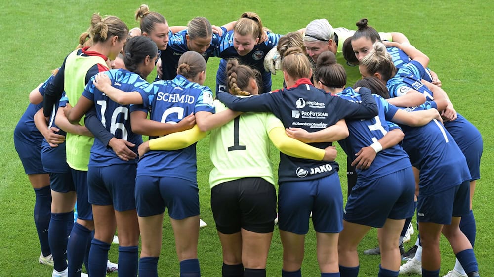 Die Frauenmannschaft des FFC Turbine Potsdam steht zusammen. / Foto: Michael Bahlo/dpa