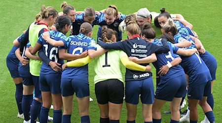 Die Frauenmannschaft des FFC Turbine Potsdam steht zusammen. / Foto: Michael Bahlo/dpa