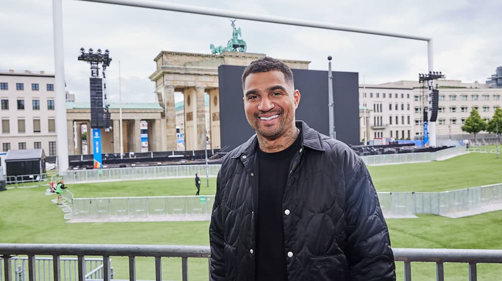 Der ehemalige Fußballer Kevin-Prince Boateng steht auf der Fanmeile am Brandenburger Tor. / Foto: Joerg Carstensen/dpa