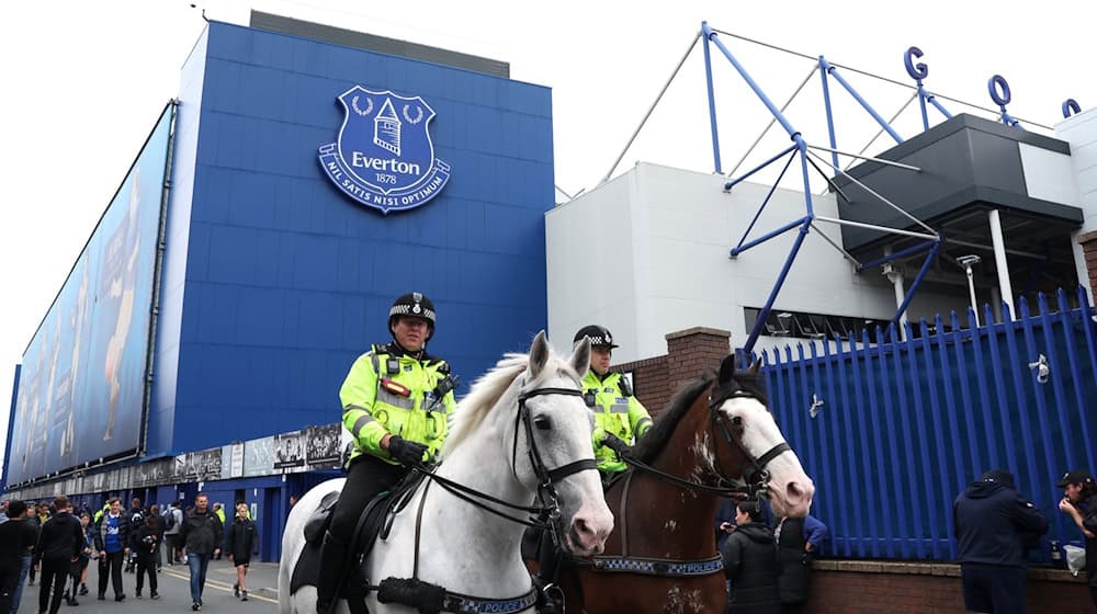 Zwei Polizisten reiten vor dem Spiel am Goodison Park vorbei. / Foto: Bradley Collyer/Press Association/dpa