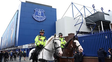 Zwei Polizisten reiten vor dem Spiel am Goodison Park vorbei. / Foto: Bradley Collyer/Press Association/dpa