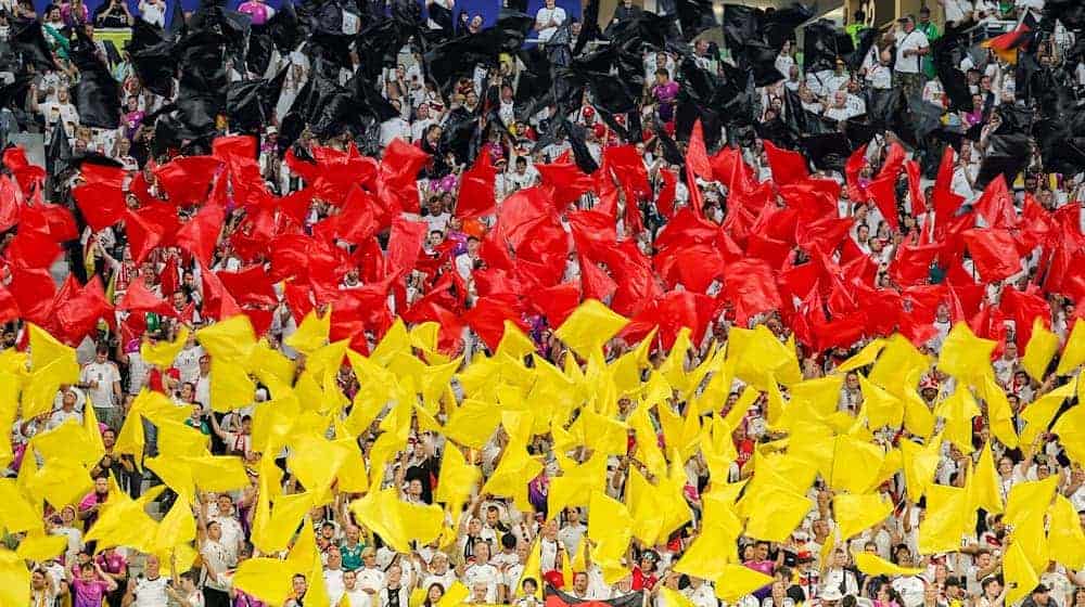 Deutschlands Fans tauchen das Stadion in schwarz-rot-gold. / Foto: Christian Charisius/dpa