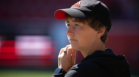 Ailien Poese, Trainerin des Frauenteams von Union Berlin. / Foto: Sebastian Christoph Gollnow/dpa