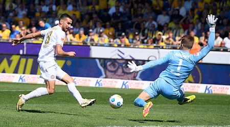 Wiesbadens Ivan Prtajin spielt gegen Braunschweigs Torwart Ron-Thorben Hoffmann. / Foto: Swen Pförtner/dpa