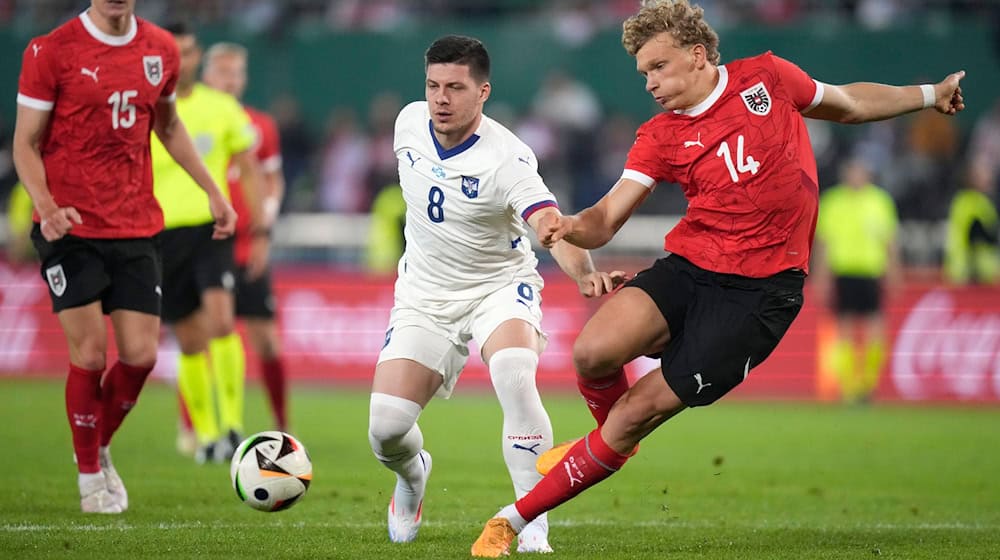 Österreichs Leopold Querfeld (r) kämpft mit Serbiens Luka Jovic um den Ball. / Foto: Matthias Schrader/AP/dpa