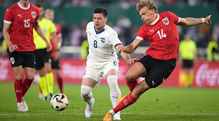 Österreichs Leopold Querfeld (r) kämpft mit Serbiens Luka Jovic um den Ball. / Foto: Matthias Schrader/AP/dpa