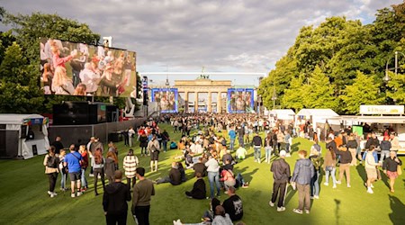 Eröffnungsfeier der Fanmeile am Brandenburger Tor, Zahlreiche Menschen haben sich in der Fanzone versammelt. / Foto: Christophe Gateau/dpa