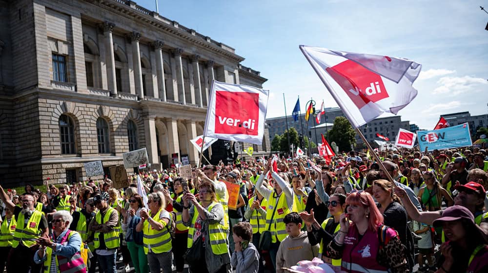 Personen stehen auf dem Warnstreik der Gewerkschaft verdi von kommunalen Kitas vor dem Abgeordnetenhaus. / Foto: Fabian Sommer/dpa