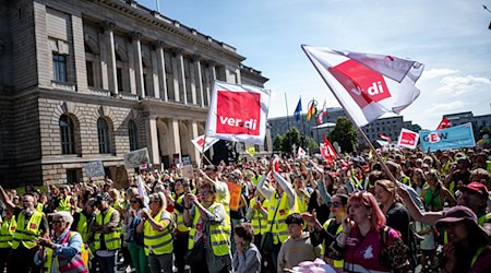 Personen stehen auf dem Warnstreik der Gewerkschaft verdi von kommunalen Kitas vor dem Abgeordnetenhaus. / Foto: Fabian Sommer/dpa