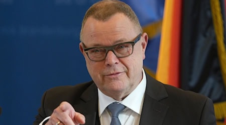 Brandenburgs Innenminister Michael Stübgen (CDU) bei einer Pressekonferenz. / Foto: Soeren Stache/dpa/Archivbild