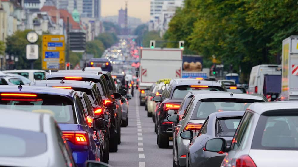 Autos stauen sich im Berufsverkehr auf dem Berliner Kaiserdamm stadteinwärts. / Foto: Michael Kappeler/dpa