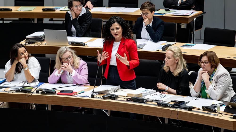 Felor Badenberg (parteilos,l-r), Berliner Senatorin für Justiz und Verbraucherschutz, Ute Bonde (CDU), Verkehrssenatorin, Cansel Kiziltepe (SPD), Berliner Senatorin für Arbeit, Soziales, Vielfalt, Integration und Antidiskriminierung, Sarah Wedl-Wilson, Staatssekretärin für Kultur, und Ina Czyborra (SPD), Berliner Senatorin für Gesundheit, Wissenschaft, Pflege und Gleichstellung. / Foto: Fabian Sommer/dpa