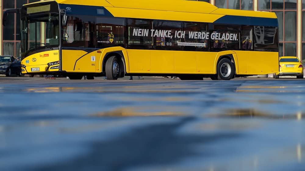 Ein neuer Elektrobus des polnischen Herstellers Solaris steht bei einem Termin zur Vorstellung neuer E-Busse auf dem Gelände der Berliner Verkehrsbetriebe (BVG). / Foto: Monika Skolimowska/dpa-Zentralbild/dpa