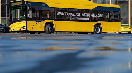 Ein neuer Elektrobus des polnischen Herstellers Solaris steht bei einem Termin zur Vorstellung neuer E-Busse auf dem Gelände der Berliner Verkehrsbetriebe (BVG). / Foto: Monika Skolimowska/dpa-Zentralbild/dpa