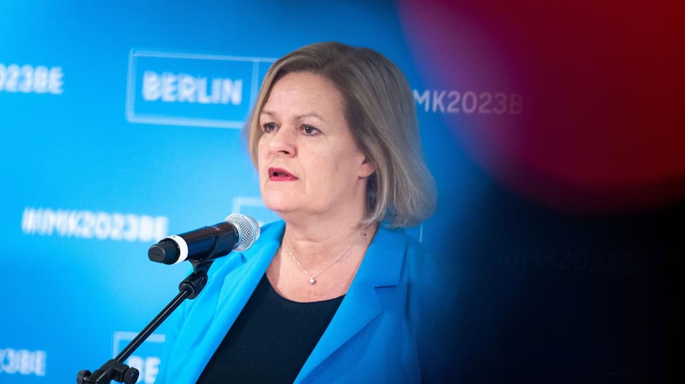 Nancy Faeser (SPD), Bundesministerin für Inneres und Heimat, spricht bei einer Pressekonferenz nach Gesprächen bei der Innenministerkonferenz (IMK). / Foto: Christophe Gateau/dpa