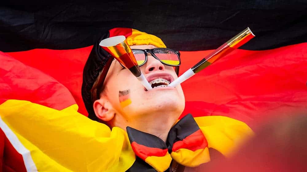 Ein Deutschland-Fan feiert beim Public Viewing in der Fanzone am Brandenburger Tor. / Foto: Christoph Soeder/dpa