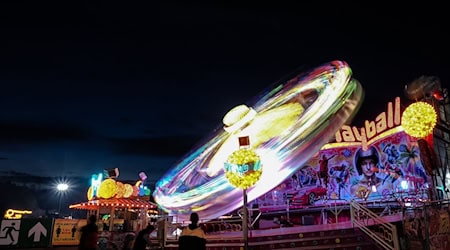 Die Wagen auf diesem Fahrgeschäft beim 1. Berliner Volksfest zu erkennen. / Foto: Paul Zinken/dpa-Zentralbild/dpa