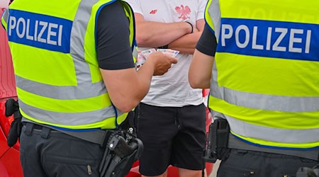 Beamte der Bundespolizei überprüfen am deutsch-polnischen Grenzübergang polnische Fußballfans. / Foto: Patrick Pleul/dpa