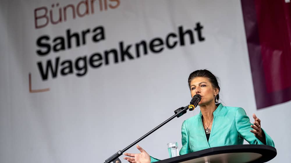 Sahra Wagenknecht (BSW), Parteivorsitzende, spricht am Wahlkampfschluss des BSW am Neptunbrunnen in Berlin-Mitte. / Foto: Fabian Sommer/dpa