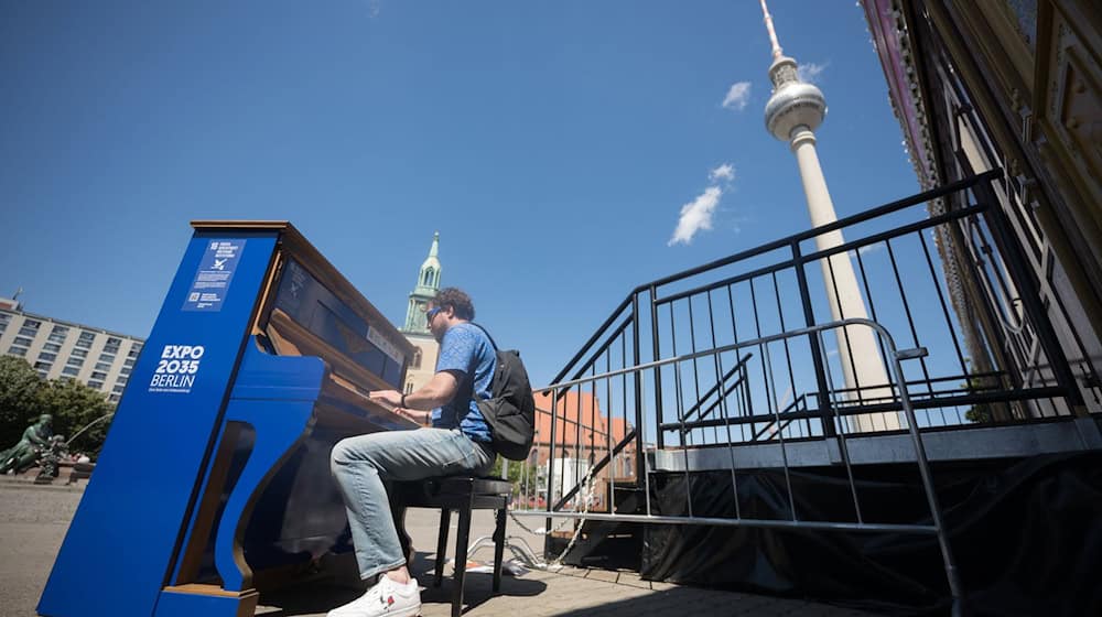 Ein Mann spielt das Global Goals Klavier Nr. 16: «Frieden, Gerechtigkeit und starke Institutionen», dass anlässlich der Europawahl in Deutschland in Sichtweite des Fernsehturms steht. / Foto: Sebastian Christoph Gollnow/dpa