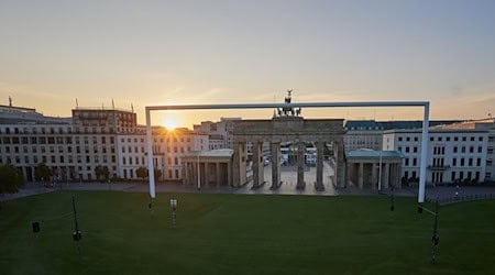 Blick bei Sonnenaufgang auf die Fan-Zone zur Fußball-Europameisterschaft vor dem Brandenburger Tor. / Foto: Jörg Carstensen/dpa