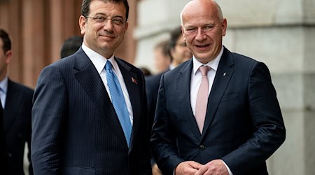 Kai Wegner (CDU,r), Regierender Bürgermeister von Berlin, begrüßt Ekrem Imamoglu, Bürgermeisters von Berlins Partnerstadt Istanbul, im Roten Rathaus in Berlin-Mitte. / Foto: Fabian Sommer/dpa